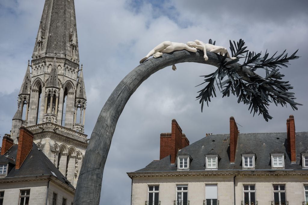 Esta instalación, perteneciente a una edición pasada de Le Voyage à Nantes, la realizó Laurent Pernod en la Place Royale de Nantes, en pleno corazón de la ciudad. Su título: La terre ou les arbres revent (La tierra donde los árboles sueñan).
