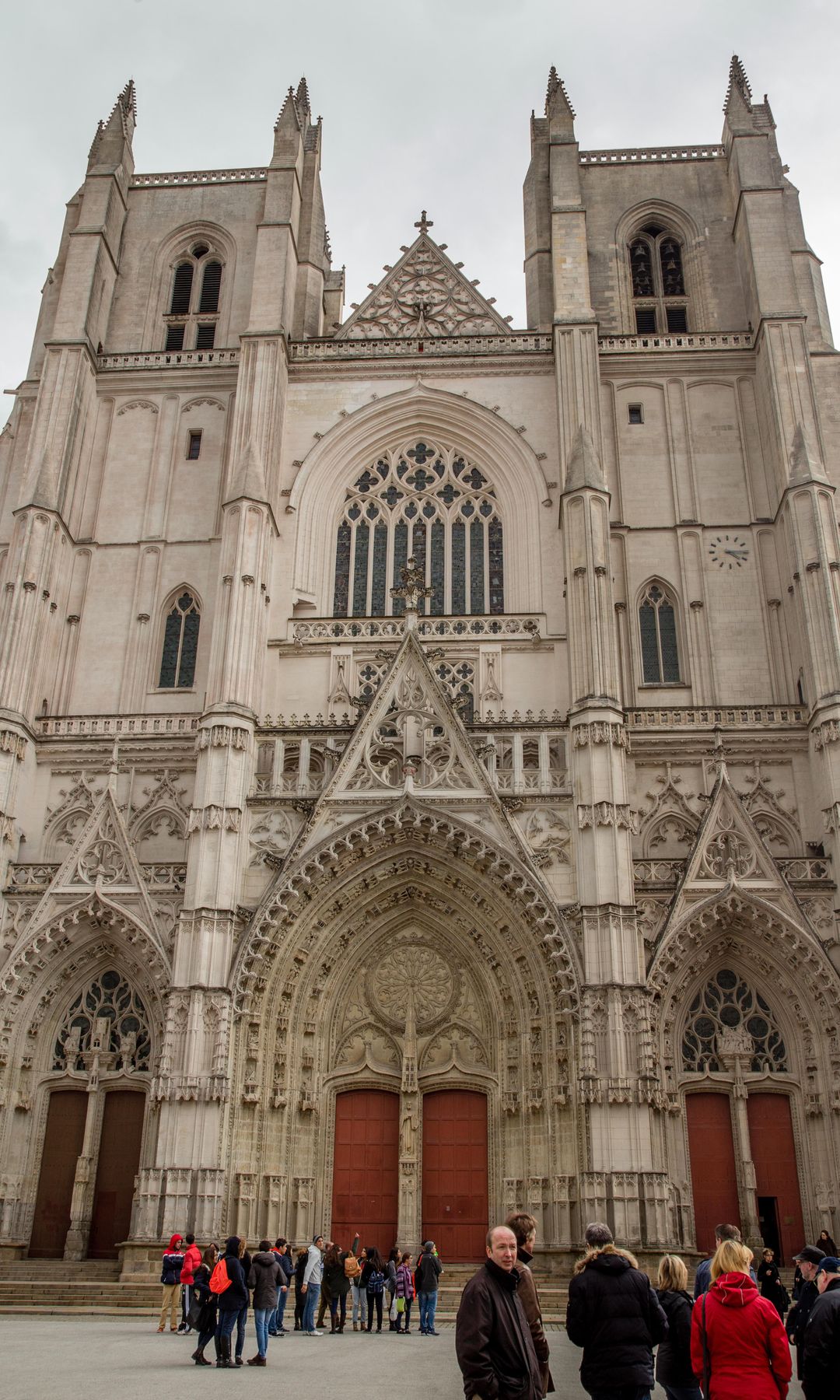 La impresionante fachada de la catedral de Nantes, un edificio gótico del s. XV que tardó en construirse más de cuatrocientos años. Se concluyó en 1893.