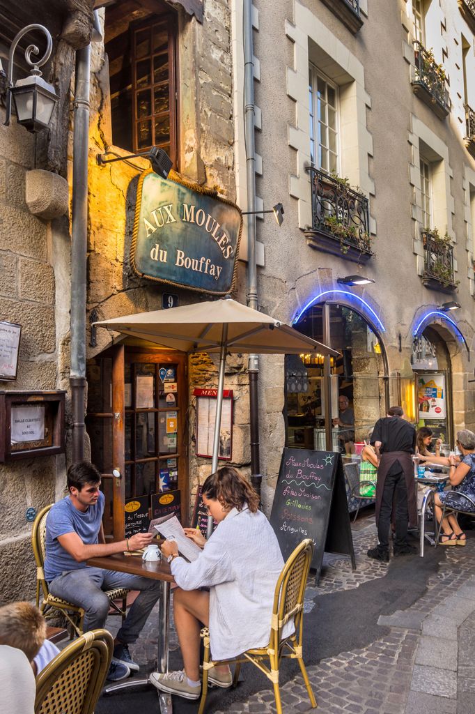 El animado barrio medieval de Bouffay es el lugar perfecto para disfrutar de sus recoletas calles y de un sinfín de bares, restaurantes y tiendas.