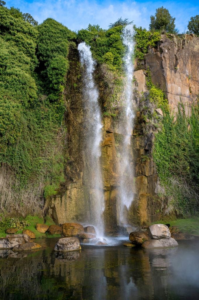 El Jardín Extraordinario es un espacio público, inspirado en los mundos imaginarios de Julio Verne.  Fue construido en una antigua cantera. Además de su exótica vegetación, impresiona una cascada artificial de más de 25 metros de altura.