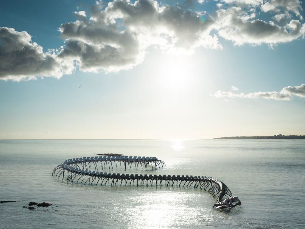 La Serpent d'océan, creada por el artista chino Huang Yong Ping en la playa de Saint-Brevin-les-Pins (France). Obra que puede contemplarse dentro del recorrido por el estuario del río Loira entre Nantes y Saint-Nazaire