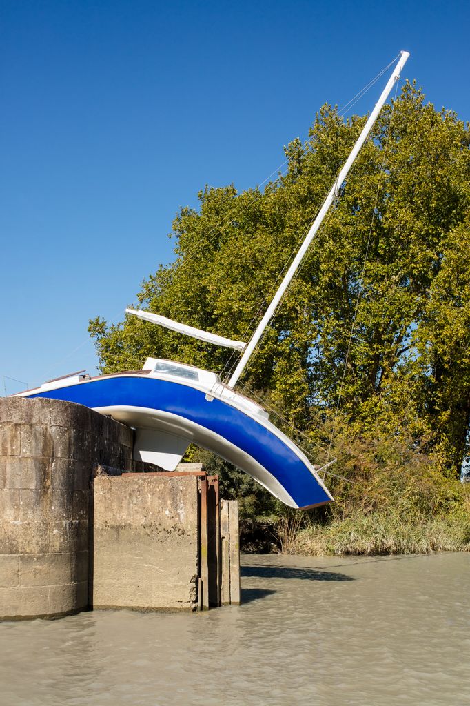 La obra del escultor Erwin Wurm, 'Misconceivable', en el estuario del Loira entre Nantes y Saint Nazaire