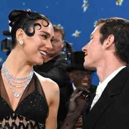 Dua Lipa y Callum Turner en la alfombra roja de la gala se reunieron (Foto: Gtres - Davidhisher / ShutterSock (15279219nt)).