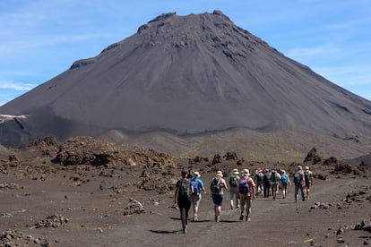 Varios excursionistas emprenden el camino hacia la cima del Pico do Fogo.