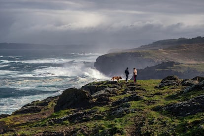 Paseo por los acantilados del Seixo Branco, en Oleiros (A Coruña).