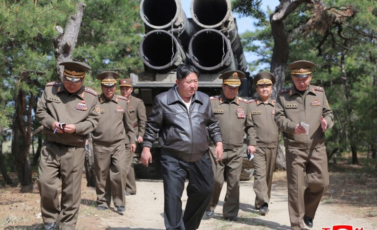 Corea del Norte ensaya un «contraataque nuclear» supervisado por Kim Jong-Un