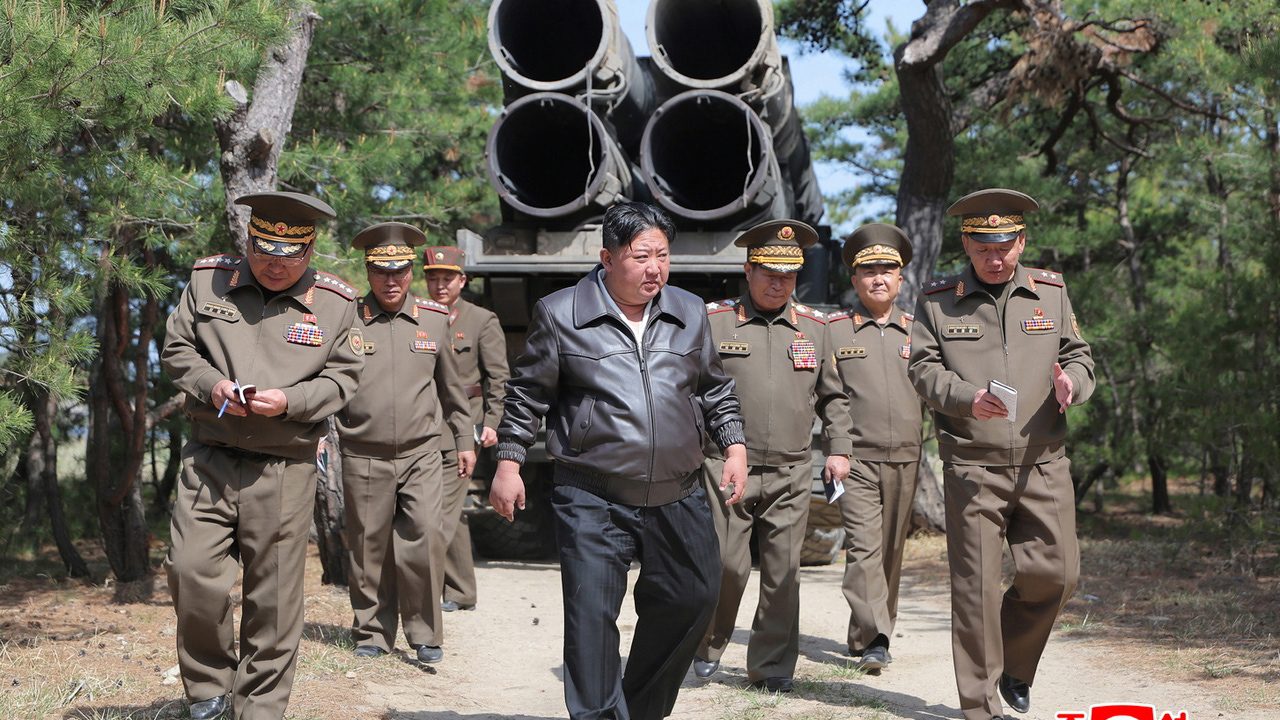 Corea del Norte ensaya un «contraataque nuclear» supervisado por Kim Jong-Un