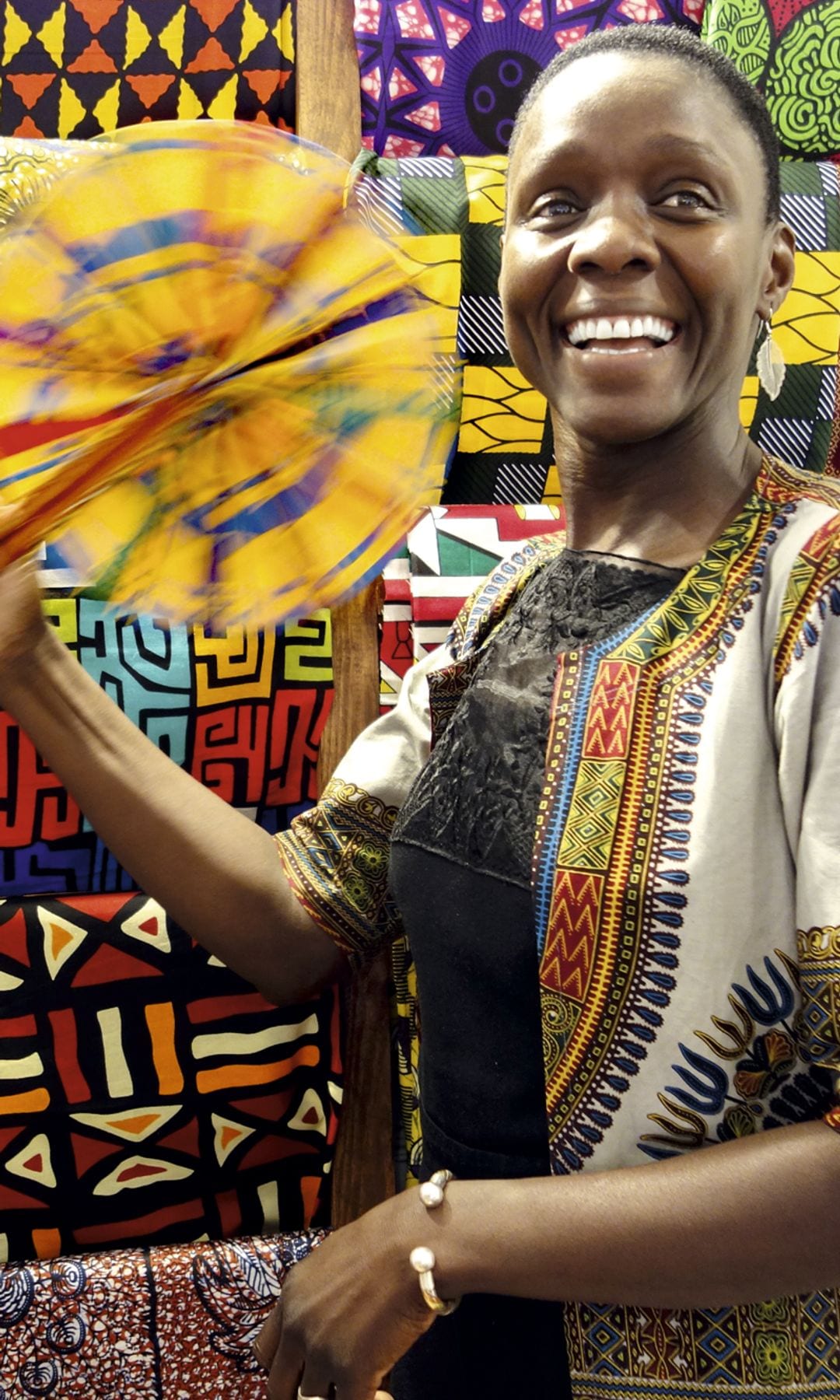 Tida Coly en sus tiendas globales, donde nos acerca a la cultura africana a través de telas y oficios. En El Escoali