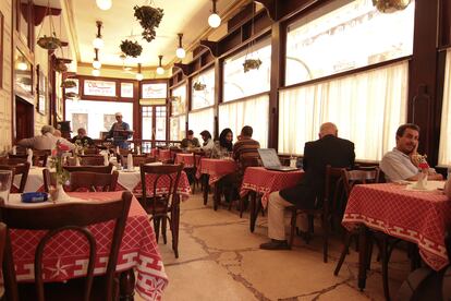 Interior de Rich Coffee, fundado en 1908.