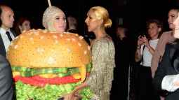 Katy Perry en la Gala Afterparty de mi Met 2019 disfrazado de hamburguesa (Foto: Cotters).