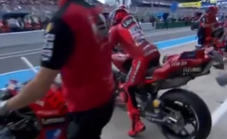los pilotos cambian de moto y, tras una vuelta, regresan a ‘boxes’