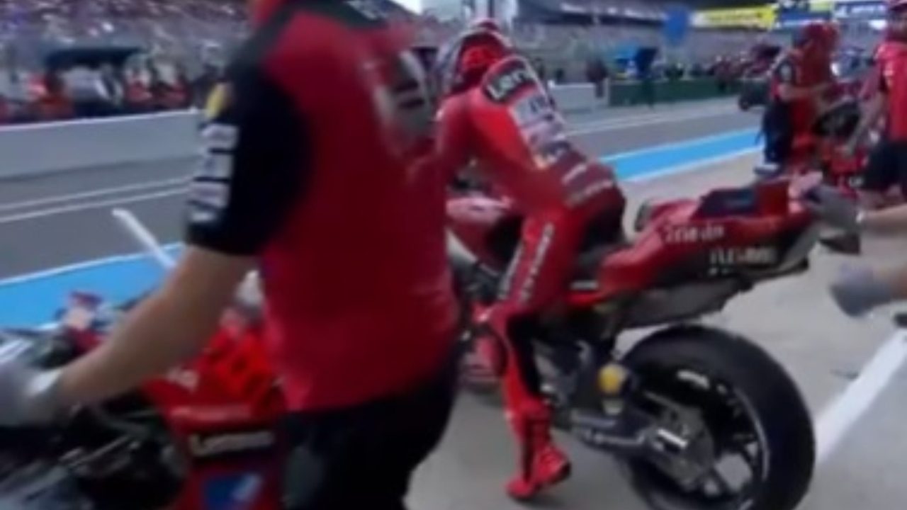 los pilotos cambian de moto y, tras una vuelta, regresan a ‘boxes’