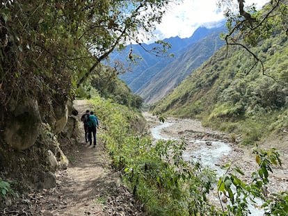 Caminando al lado del río Huara en el tercer día de 