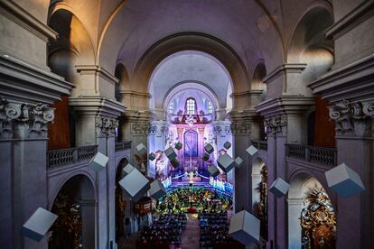 La Radio Sinfónica de la Orquesta Radio de Praga actuando en la Iglesia del Descubrimiento del Santo Cruz, en Litomyšl.