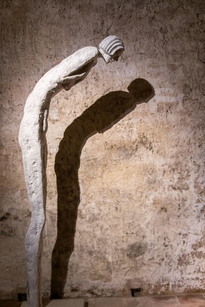 Una de las esculturas de Olbram Zoubek en los sótanos del castillo de la ciudad checa.
