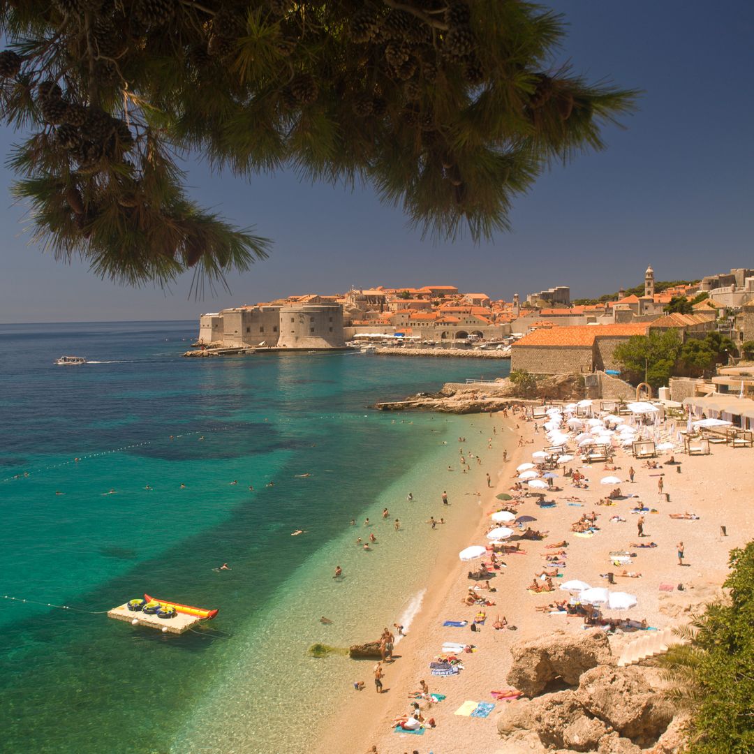 Banje Beach con Dubrovnik, elegida de las mejores playas de Europa en 2025