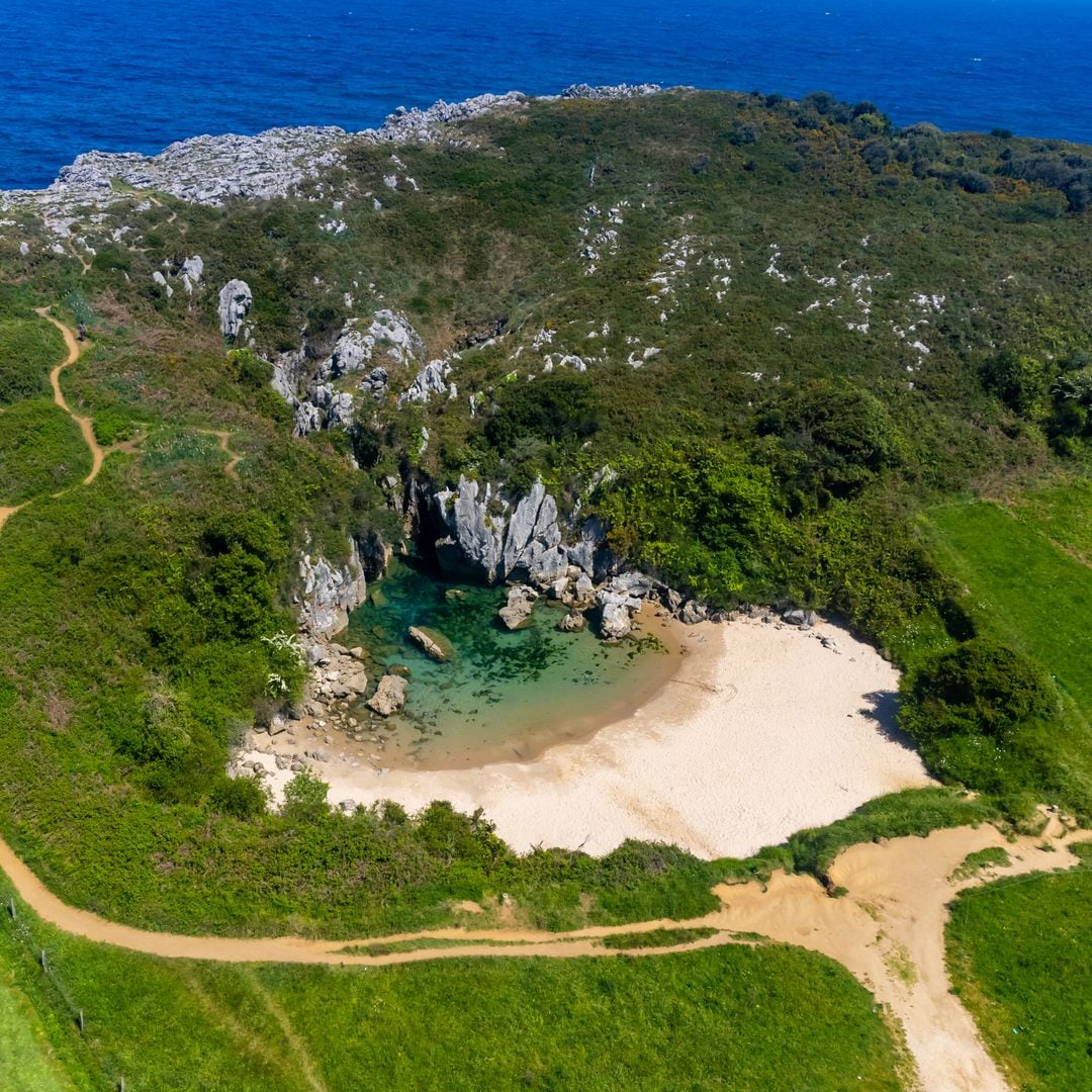 Vista aérea de la playa de Gulpiyuri, en Asturias, elegida de las mejores playas de Europa en 2025