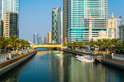 Varios rascacielos en uno de los canales de Al Qasba, en Sharjah (agua).