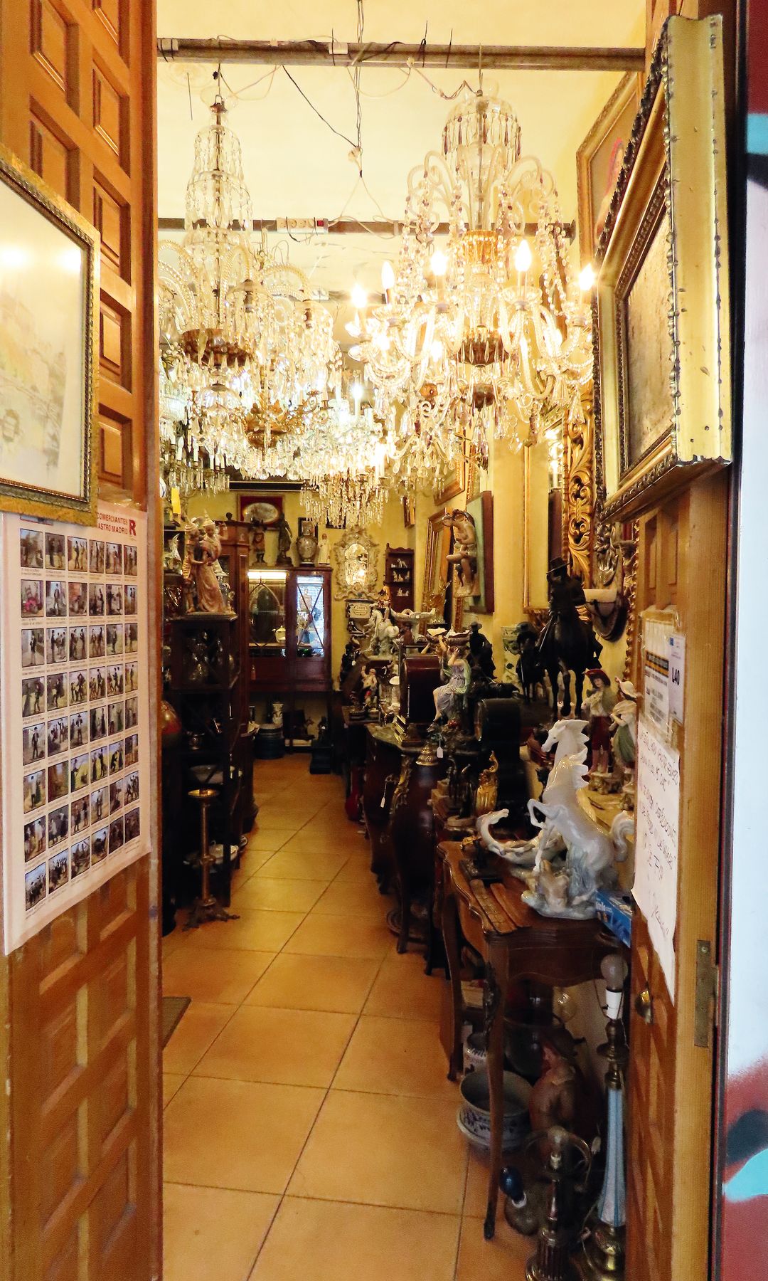 Tienda de antigüedades en El Rastro, Madrid