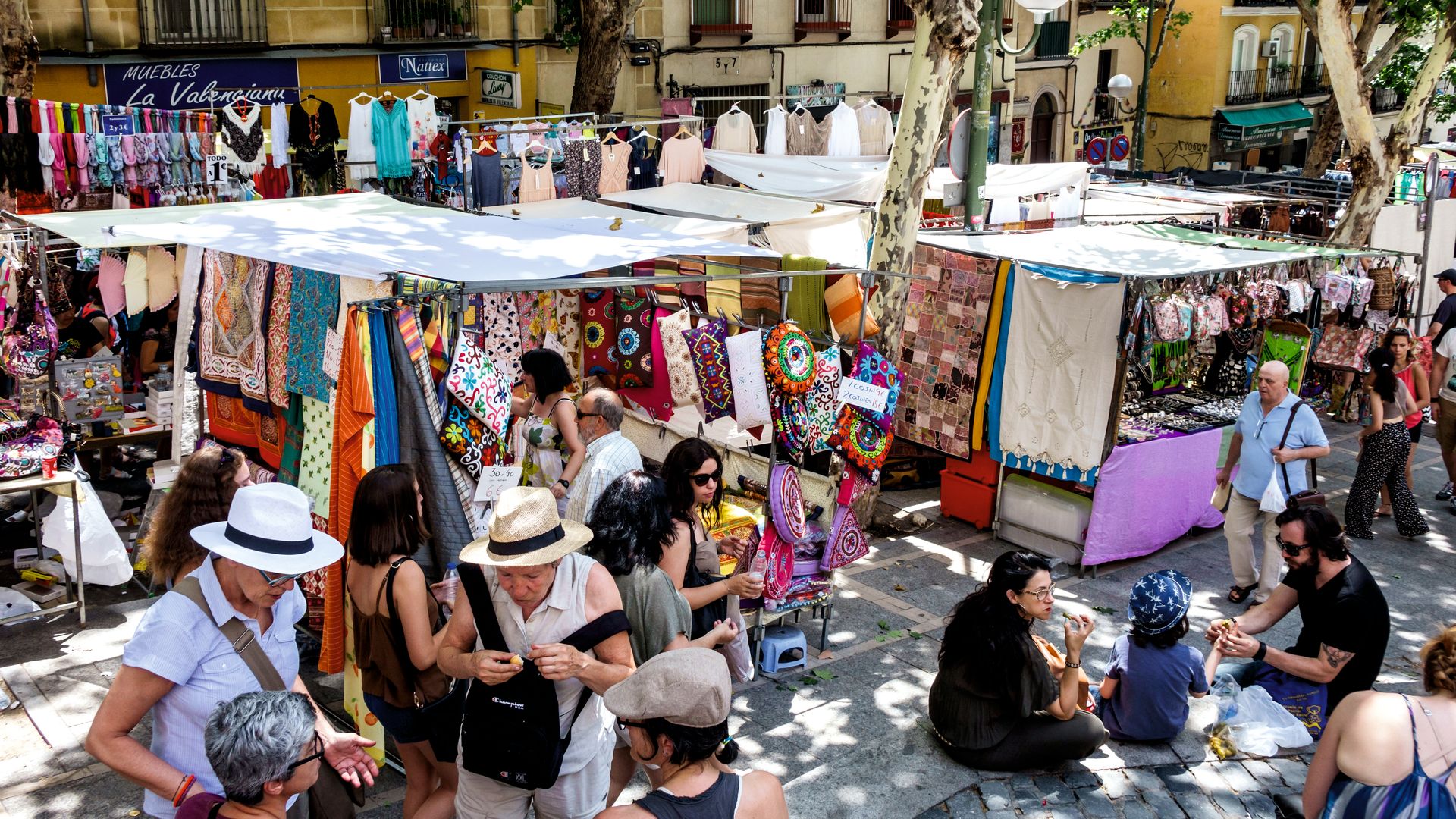 Bolsas artesanales en El Rastro, Madrid