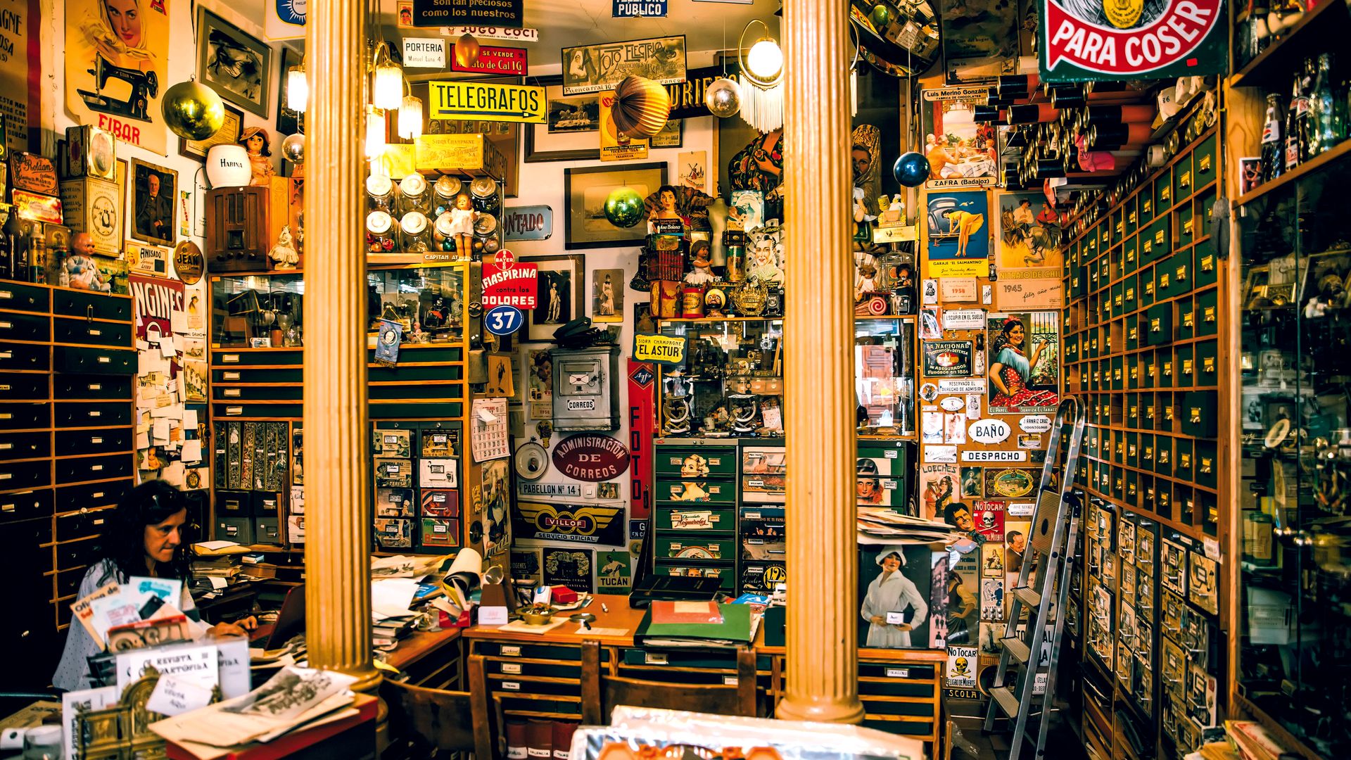 Tienda de antigüedades en El Rastro, Madrid