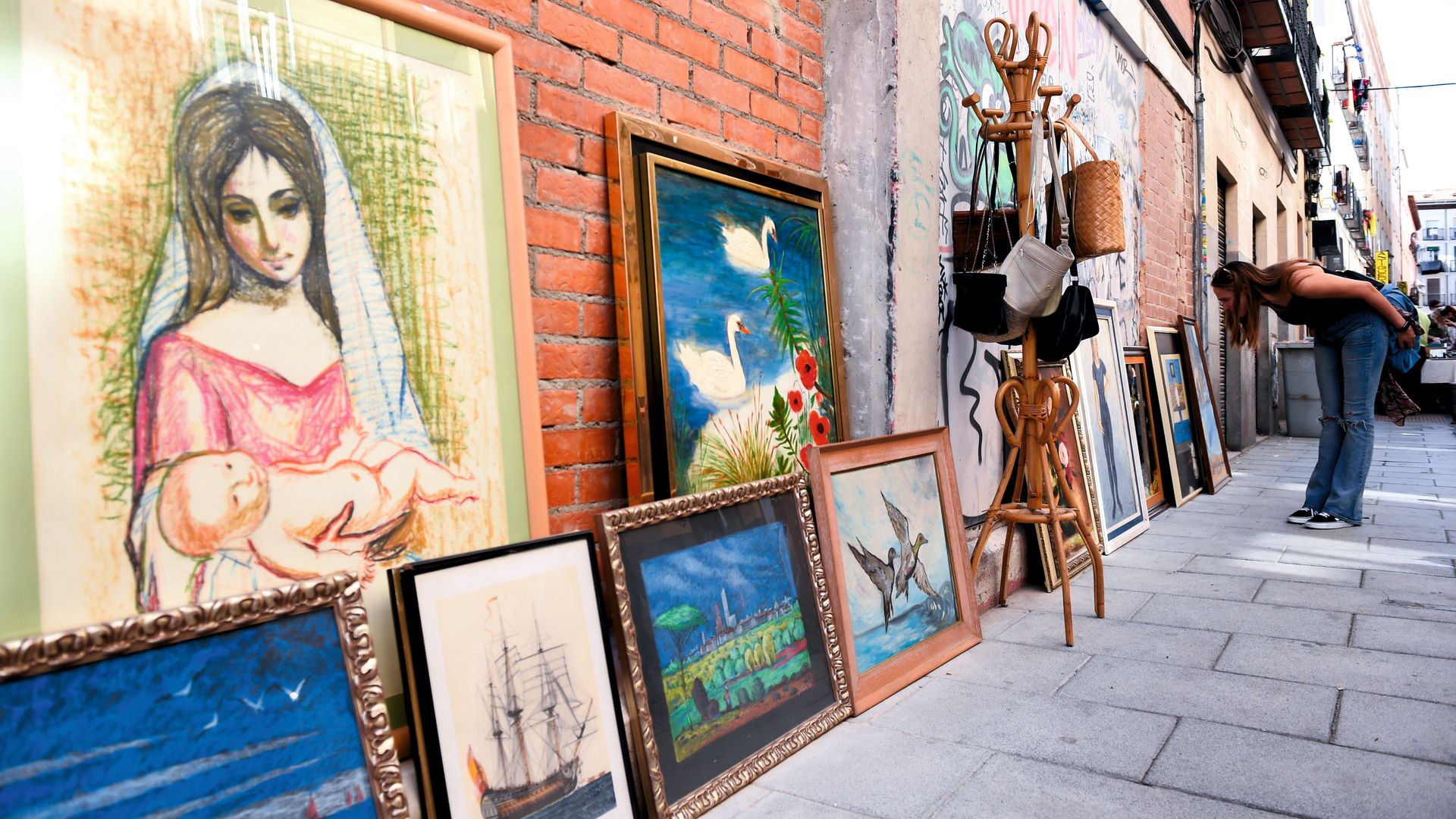 Mesas en venta en las calles de El Rastro, Madrid