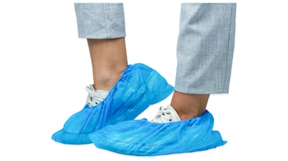 100 zapatos desechables.