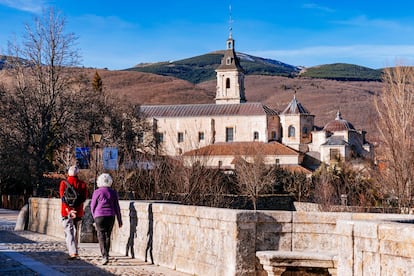 El puente del Perdón y, al fondo, el monasterio de Santa María de El Paular, en Rascafría.