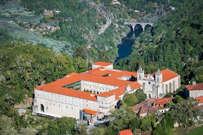 Vista aérea del monasterio de Santo Estevo de Ribas del Sil, en pleno corazón de la Ribeira Sacra.