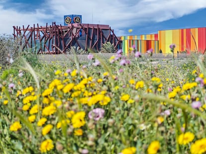 El exterior de la destilería de licor43, en los camachos.