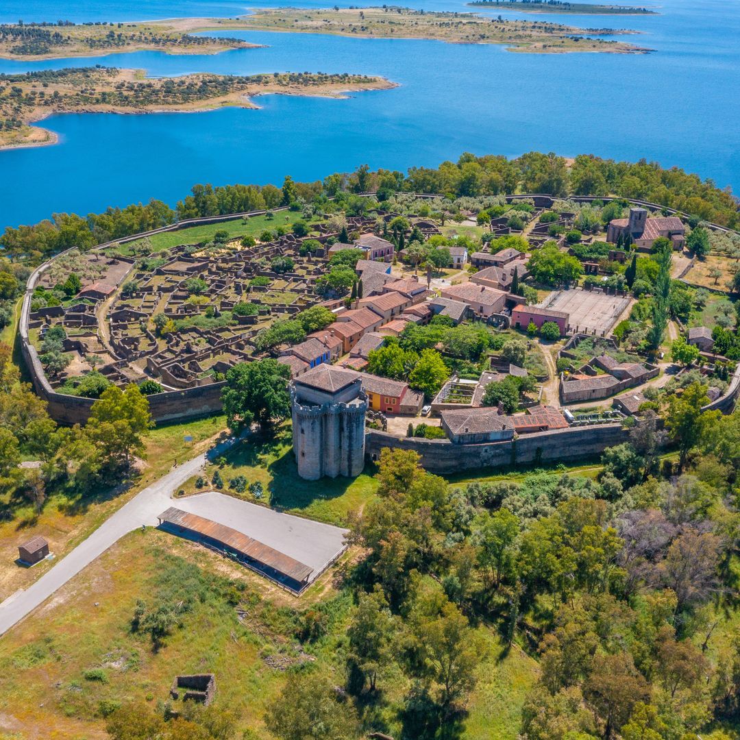 Los pueblos fortificados de la Granada, Cáceres