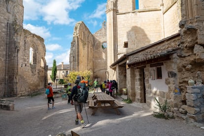 Peregrinos del Camino visita las ruinas del monasterio de San Antón.