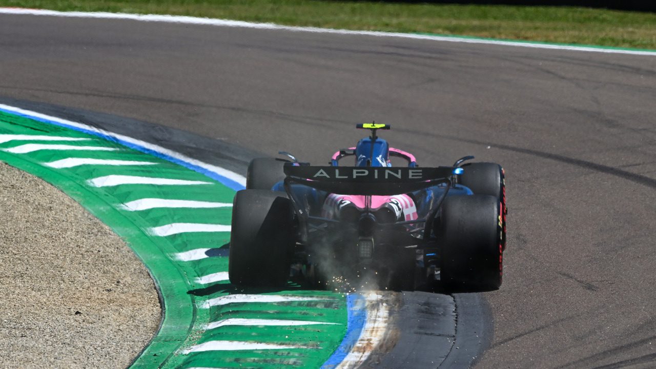 ¡se defendió de Verstappen con el DRS en los Libres 2!
