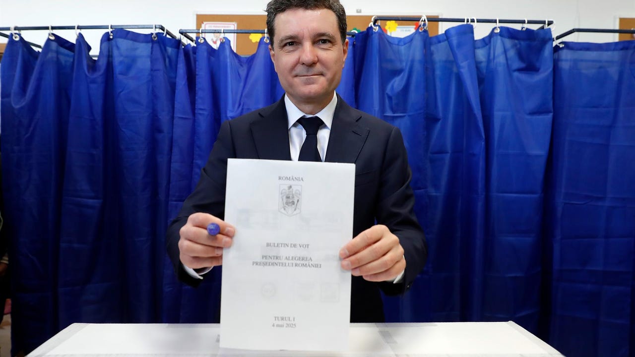 Las encuestas sitúan en cabeza al europeísta Nicusor Dan en las presidenciales de Rumanía