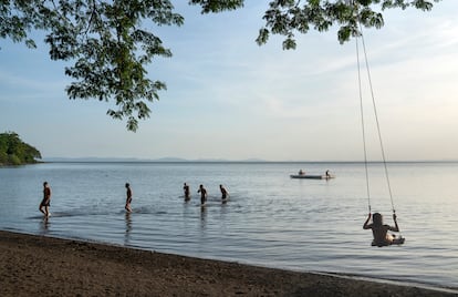 Varios nadadores en la playa de Los Mangos, en la isla Nicaraguaye.