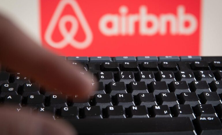 Consumo impone a Airbnb el bloqueo de 65.000 anuncios ilegales de pisos turísticos