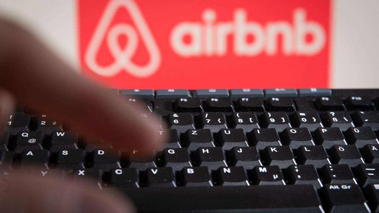 Consumo impone a Airbnb el bloqueo de 65.000 anuncios ilegales de pisos turísticos