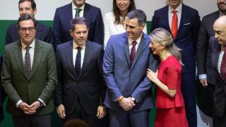Antonio Garamendi, presidente de la CEOE; Gerardo Cuerva, presidente de Cepyme; Pedro Sánchez, presidente del Gobierno, y Yolanda Díaz, vicepresidenta segunda y ministra de Trabajo.