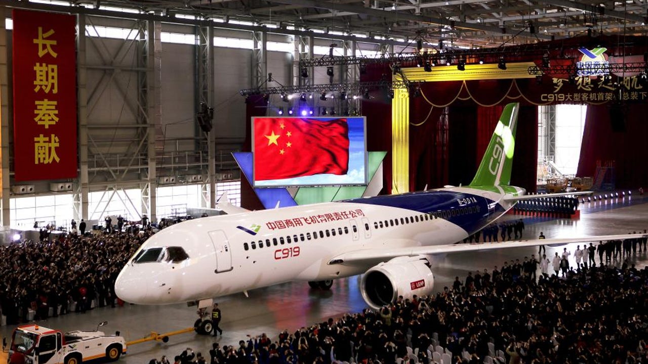 El avión chino C919 que amenaza el duopolio de Boeing y Airbus tardará entre tres y seis años en llegar a Europa
