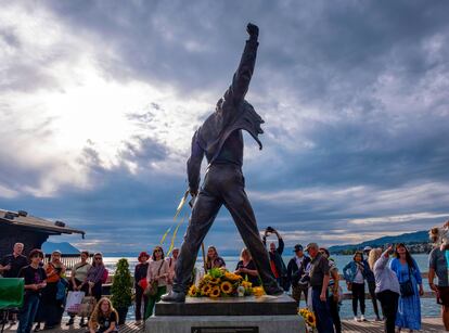 Estatua del cantante Freddy Mercury a orillas del lago Lemán en la ciudad de Montreux.