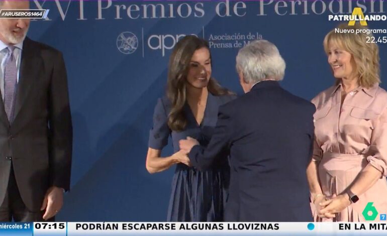 El guiño de Fernando Ónega a la reina Letizia tras saltarse el protocolo para abrazarlo en los Premios APM