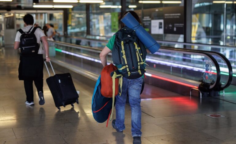 16 organizaciones de consumidores de la UE denuncian ante la Comisión Europea a siete aerolíneas por cobrar el equipaje de mano