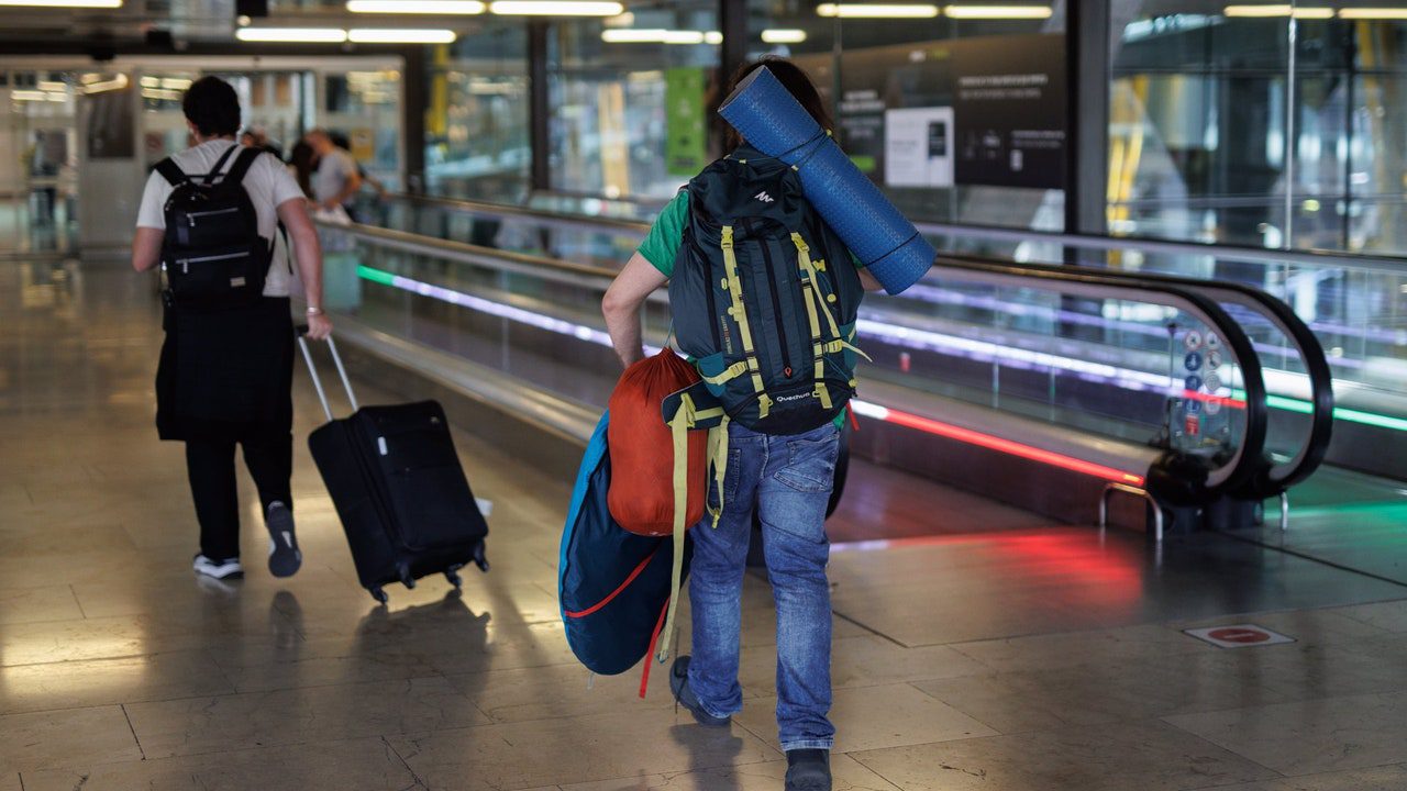16 organizaciones de consumidores de la UE denuncian ante la Comisión Europea a siete aerolíneas por cobrar el equipaje de mano
