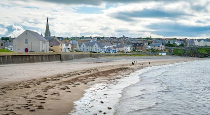 Vista de la playa de Thurso, la capital escocesa del surf.