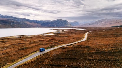 Una 'camper' a su paso cerca de Loch Eriboll, parte de la ruta de la North Coast 500. 