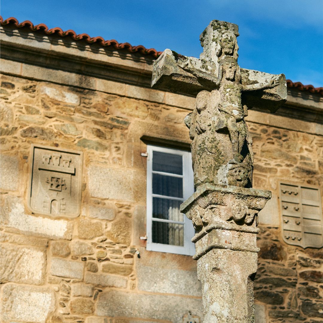 Cruceiro en la casa de origen de Eduardo Pondal, lijado, una coruña