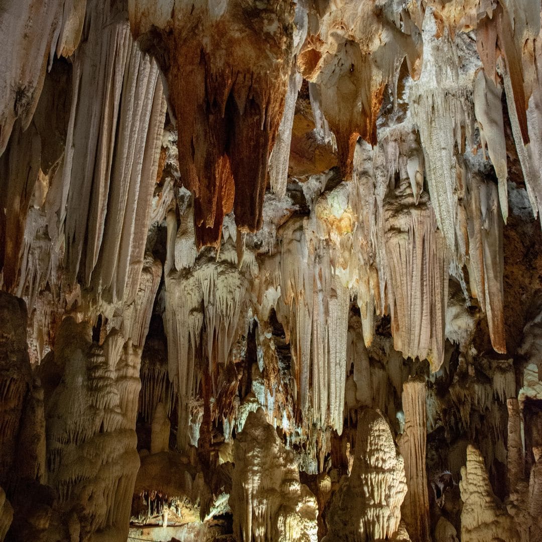 Estalactitas y estalagmitas de la cueva de las arenas de San Pedro, Ávila