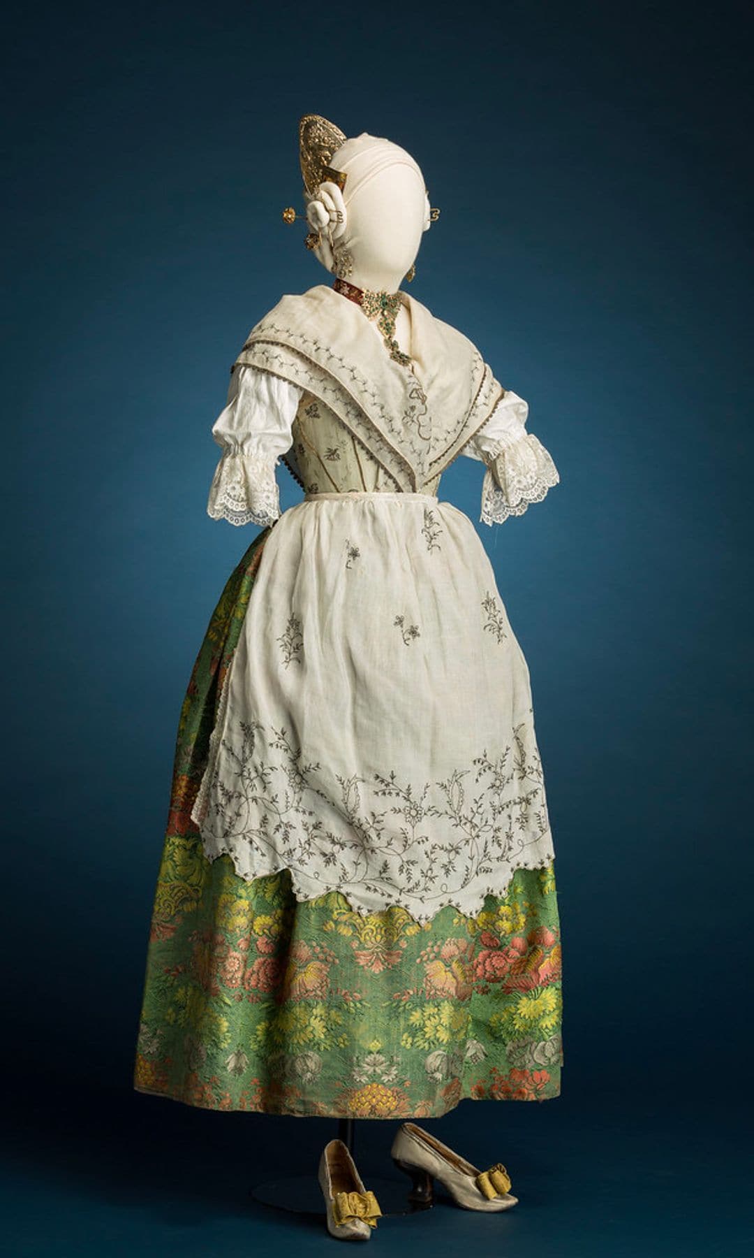 La exposición de trajes regionales en Madrid sigue al museo. Raíces