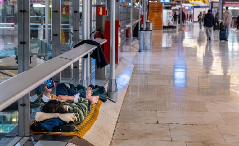 El Ayuntamiento de Madrid y AENA acuerdan un censo para atender a personas sin hogar en Barajas