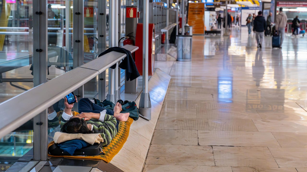 El Ayuntamiento de Madrid y AENA acuerdan un censo para atender a personas sin hogar en Barajas